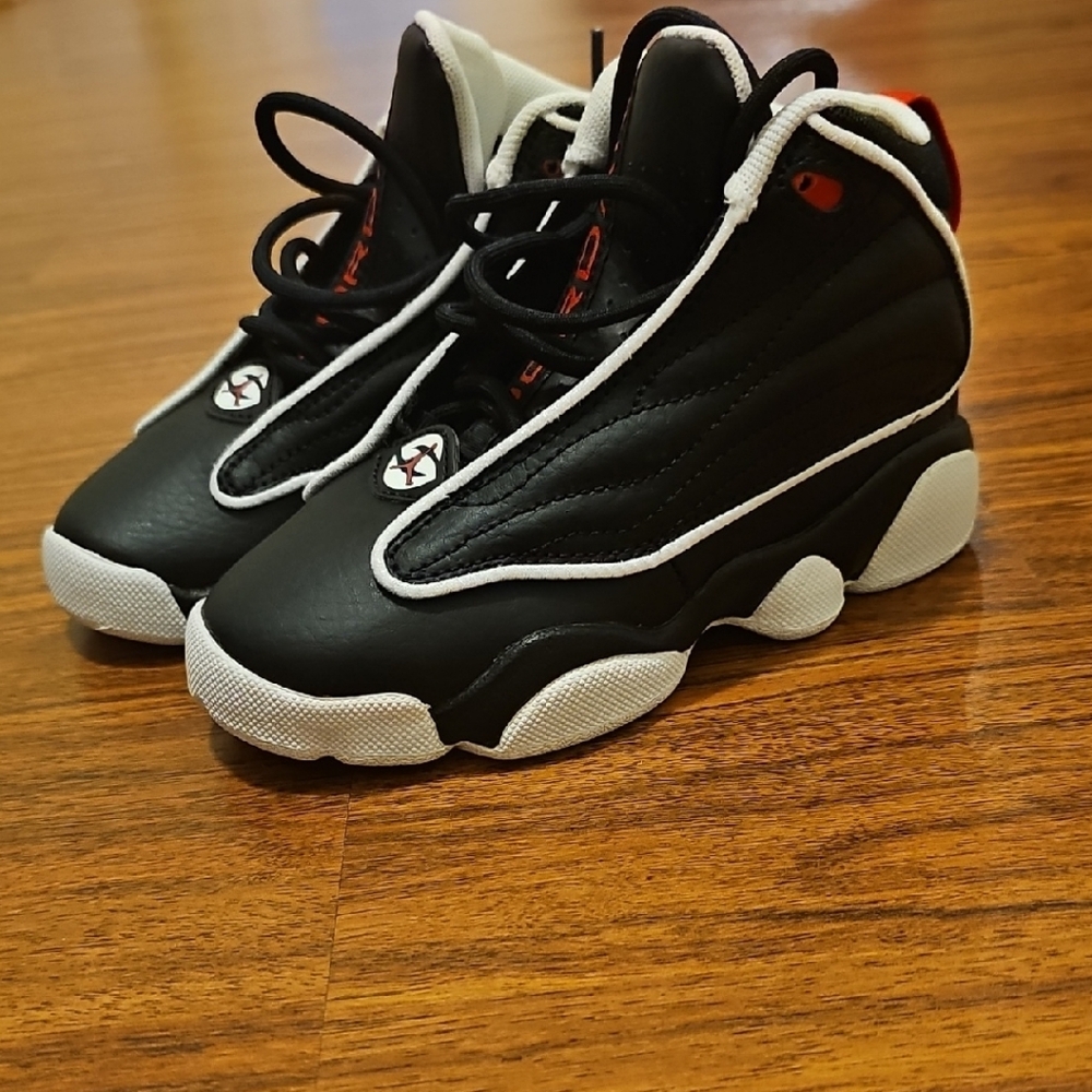 Jordan Black and White Sneakers Sleek Athletic Design